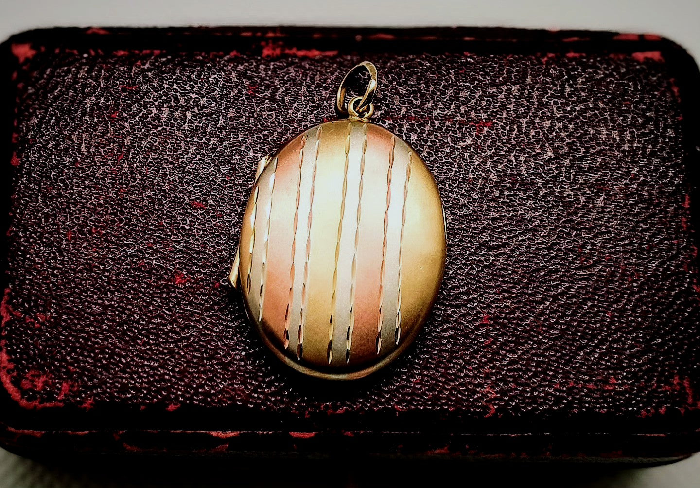 Pinstriped 9ct gold three tone locket - Birmingham hallmarks 1984