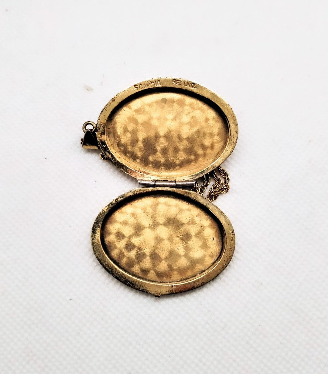 Vintage 9ct gold lined Scandia locket - Australian made circa 1960s/70s